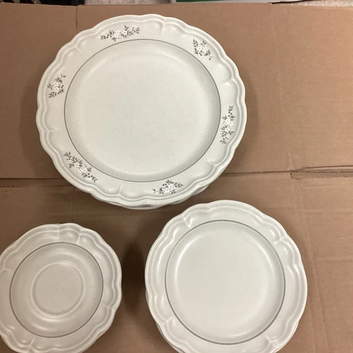 Pfaltzgraff Heirloom Pattern 4 Dinner Plates 4 Dessert Plates 4 Saucers