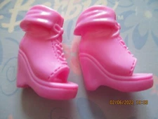 BARBIE DOLL / PAIR OF SHOES: BOOTS, PUMPS ....... (356)