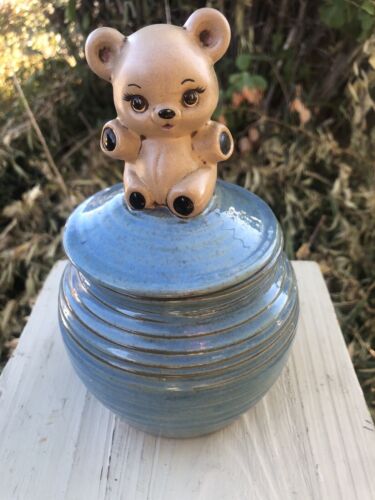 Vintage Niebieski dżem / „Honey Pot” z topem niedźwiedzia, ceramiczny ręcznie malowany sygnowany - Zdjęcie 1 z 15