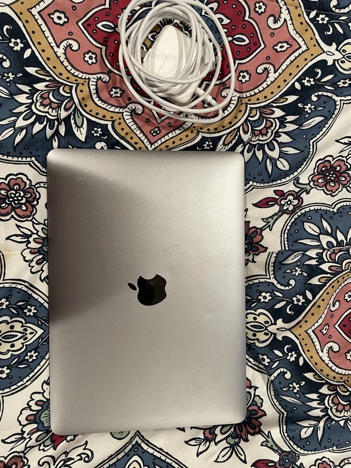 Apple MacBook 12" A1534 MNYF2LL/A w/M3-7Y32 1.2GHz 8GB 256GB SSD (2017) - Used - Image 2 of 3