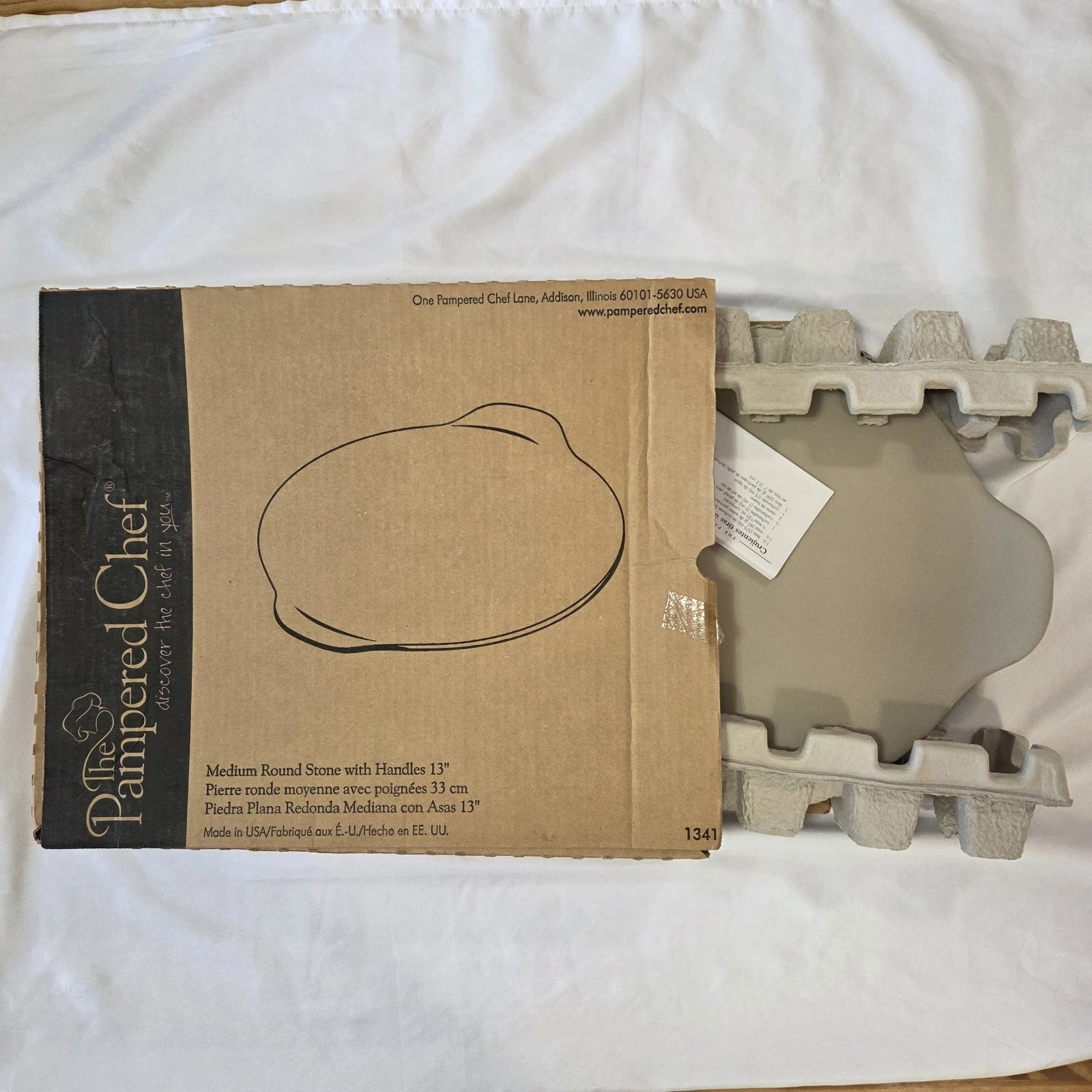 NEW Pampered Chef 13" Medium Round Stone 1341 with Handles Pizza Baking Dish Box
