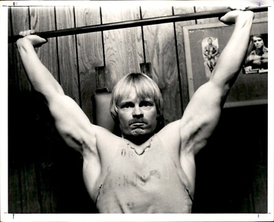 LG29 Original Gene Dixon Photo MUSCULAR BODYBUILDER