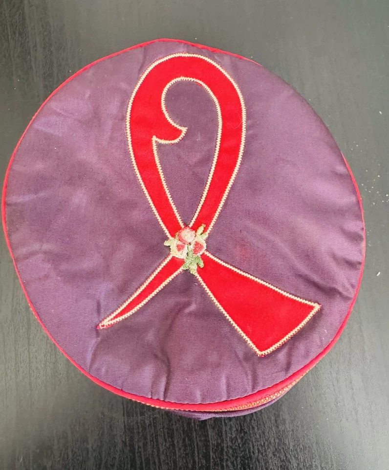 I. MAGNIN Jewelry Bag 11 Sets of Clip-on Earrings White Beaded Necklace VINTAGE - Image 2 of 4