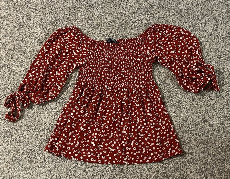 One Heart Clothing Red White Floral Smocked Top Women’s Size S