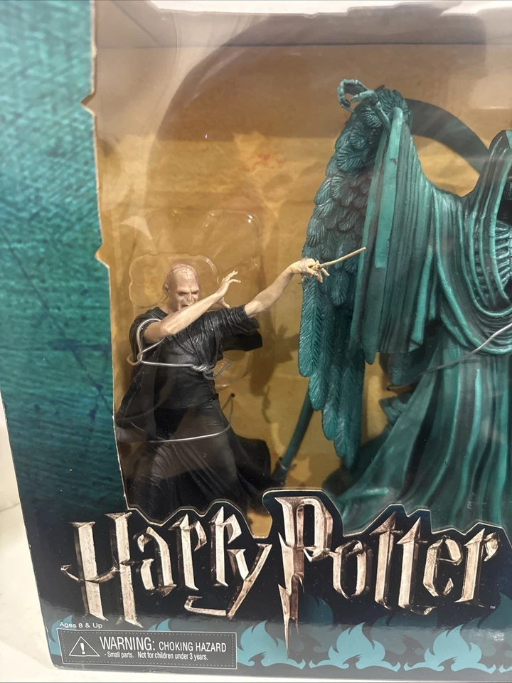 NECA Harry Potter Vs. Lord Voldemort Cementerio Duelo Acertijo Familia Tumba Diorama Foto 2 de 4