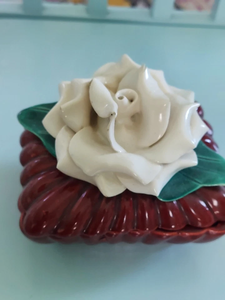 Caja de baratija de cerámica rosa decoración borgoña blanca rosa 5" alto 4" a través Foto 2 de 4