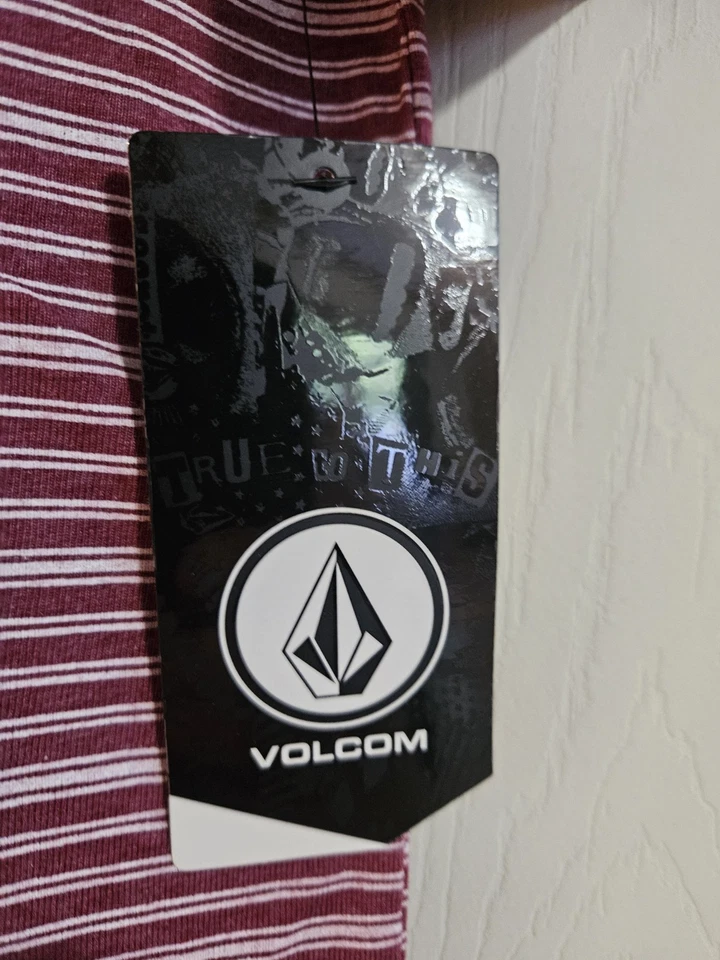 Camiseta listrada Volcom Boys: vermelha/branca: nova com etiquetas: tamanho P (8) - Imagem 2 de 4