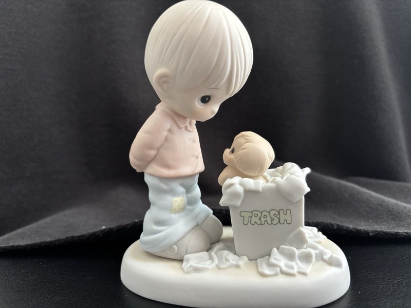 Precious Moments Collectors' Club Special Edition Porcelain Friendship Figurine