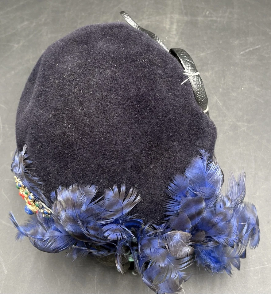 De Colección Azul Marino Oscuro Terciopelo Clotche Cubo Sombrero Halloween Araña Serpiente Broche Plumas Foto 4 de 4