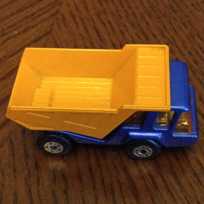 Matchbox Superfast No. 26 Dump Truck 1:64 Diecast Blue/Orange 1976