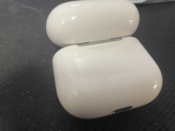 Estuche de carga original Apple AirPods 4 (sin cancelación de ruido), A3058 (sin AirPods) 4