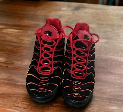 NIKE AIR MAX PLUS 'VOLCANO' (SCHWARZ/ ORANGE/ ROT)