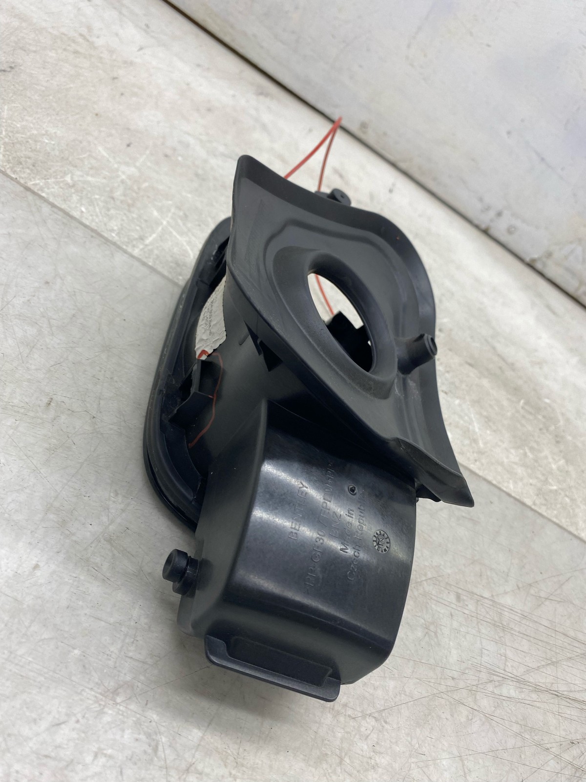 2015-2020 BENTLEY BENTAYGA FUEL TANK FILLER DOOR W/ POCKET & CAP BELUGA (A1A1)