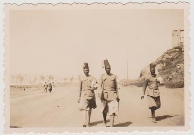 Kleines Foto Schnappschuss um 1935 Eritrea Eritrea ASMARA Ascari Gruppe 8,5x6 cm.