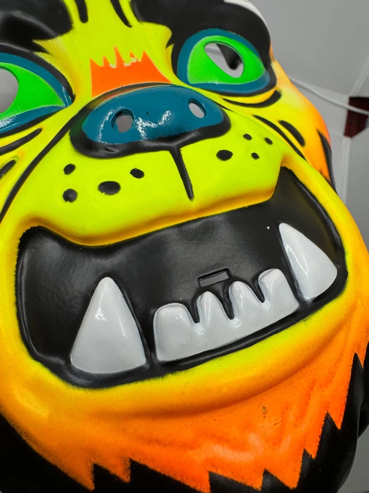 Hyde and EEK!-Werewolf Mask-Glows- Nice Design-New-Universal Monsters - Image 2 of 4