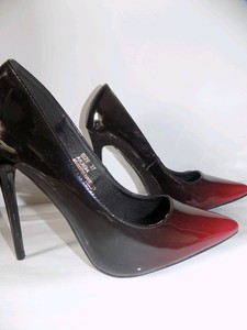 scarpe rosse e nere con tacco