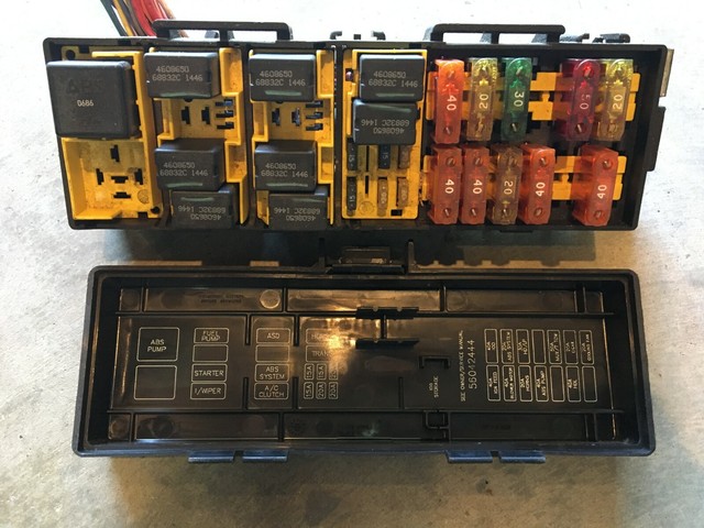 1997 Jeep Wrangler Under Hood Fuse Box / 97-01 JEEP CHEROKEE SPORT