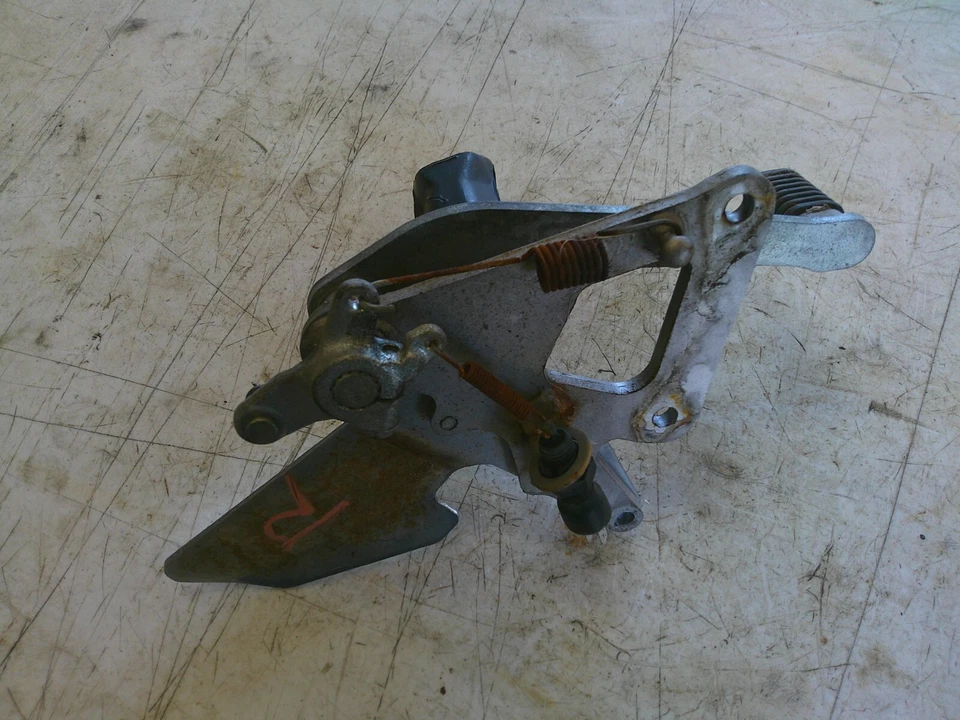 Suzuki GS500E 1989-2000 estriba delantera derecha conductor reposapiés montaje freno Foto 4 de 4