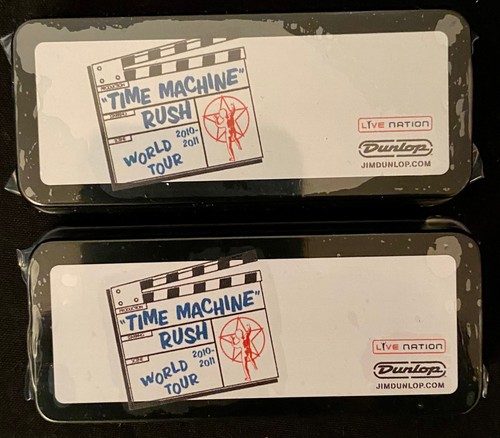 2 Dosen Rush Time Machine Tour 6 Gitarren-Plektren werkseitig versiegelt SELTEN - Bild 2 von 3