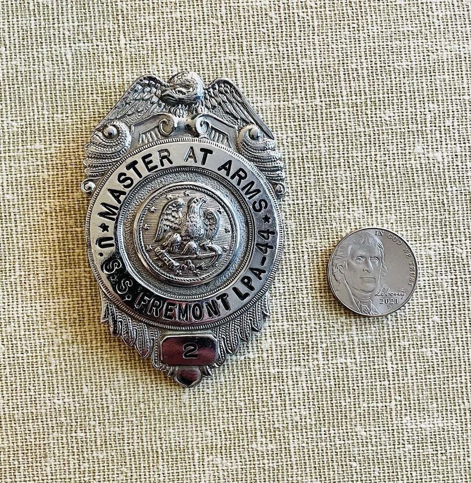Insignia muy rara "MASTER AT ARMS" USS Freemont - acorazado de ataque clase Bayfield Foto 2 de 2