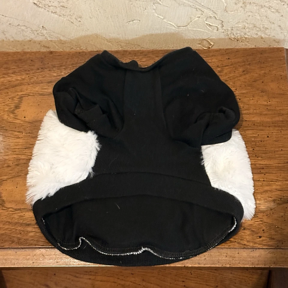 Camisa Perro - Pingüino Negro Personaje Difuso con Lazo Rojo Talla Mediana Foto 2 de 4