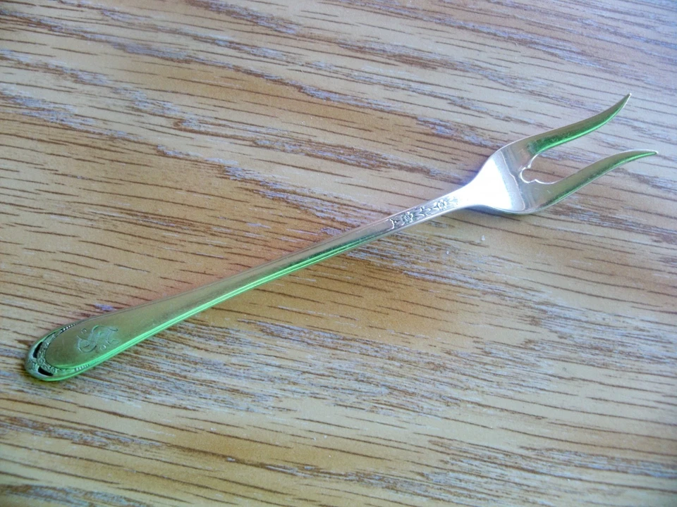 HORQUILLA ROGERS BROS "LOVELACE" 1847 PEPINILLO/OLIVA 6 1/2" PLATEADA MONO Foto 2 de 4