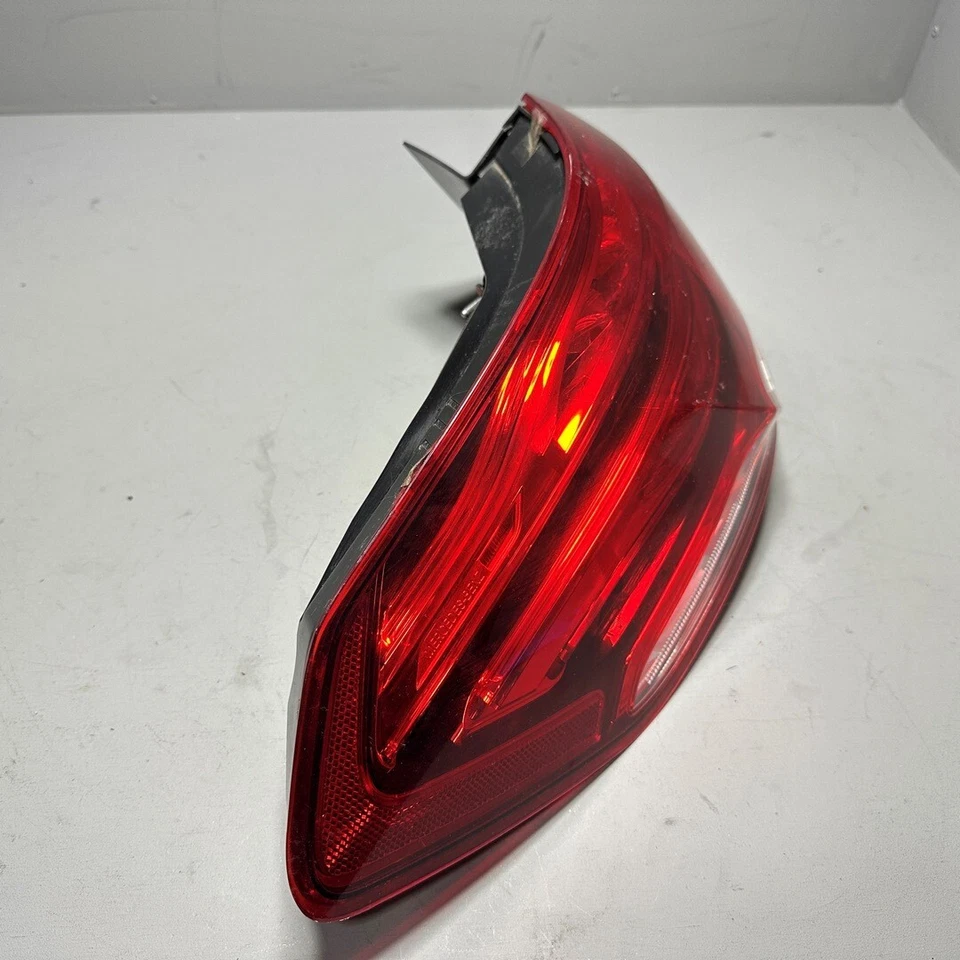 Luz trasera exterior trasera izquierda Mercedes-Benz E550 2010-2014 OEM Foto 3 de 4