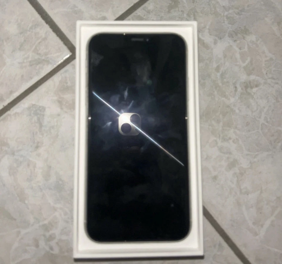 Apple iPhone XR - 64GB - White (unlocked) a crack behind but it work perfectly - Immagine 4 di 4