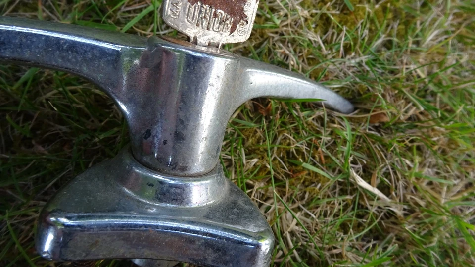 original Classic car MORRIS MINOR BOOT LID HANDLE With KEY USED CONDITION - Image 4 of 4