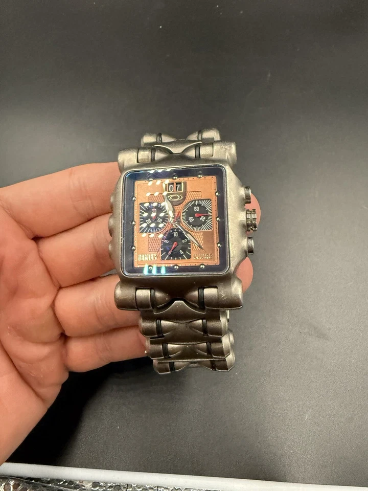 Reloj Oakley Minute Machine Gen 2 titanio con esfera de cobre subesfera negra Foto 3 de 4