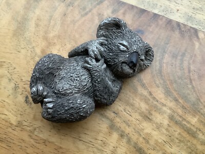 Sandicast Dekofigur junger Koala Baby grau Keramik Tierfigur Sammlerstück