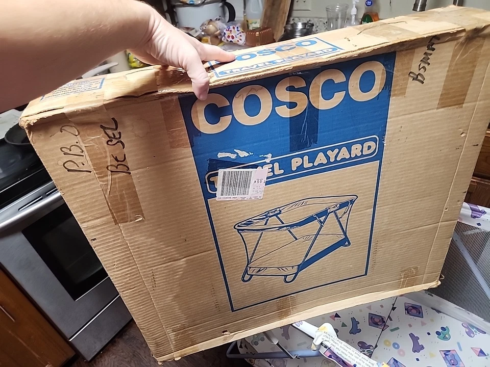 "Pluma de juego plegable Cosco vintage con lados de malla años 80 40x26"" utilería" Foto 3 de 4