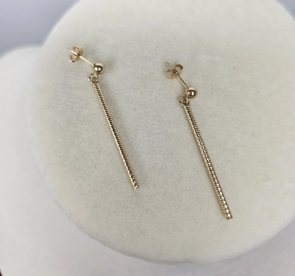 Pendientes colgantes de tubo redondo texturizado de oro amarillo de 14K de colección de 1,25" ligeros Foto 2 de 4