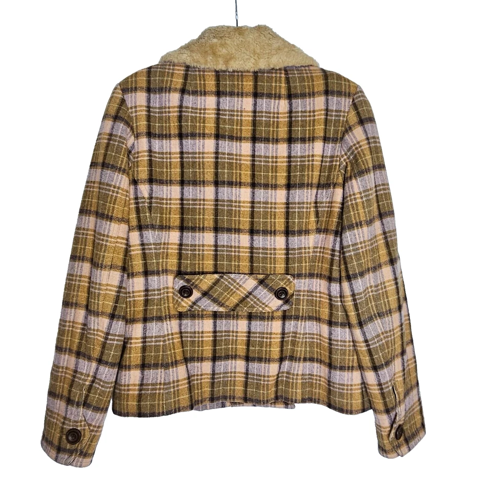 Chaquetón recortado con hebilla BKE para mujer grande a cuadros mezcla de lana cuello de piel sintética Foto 2 de 4