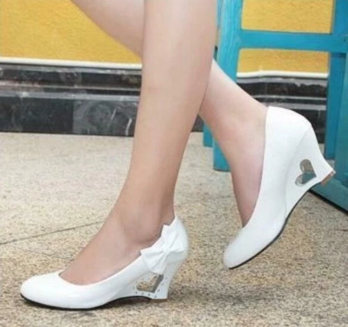 Zapatos de salón Mary Janes de cuero sintético con cuña y corazón de tacón hueco lazos dulces para mujeres jóvenes Foto 3 de 4