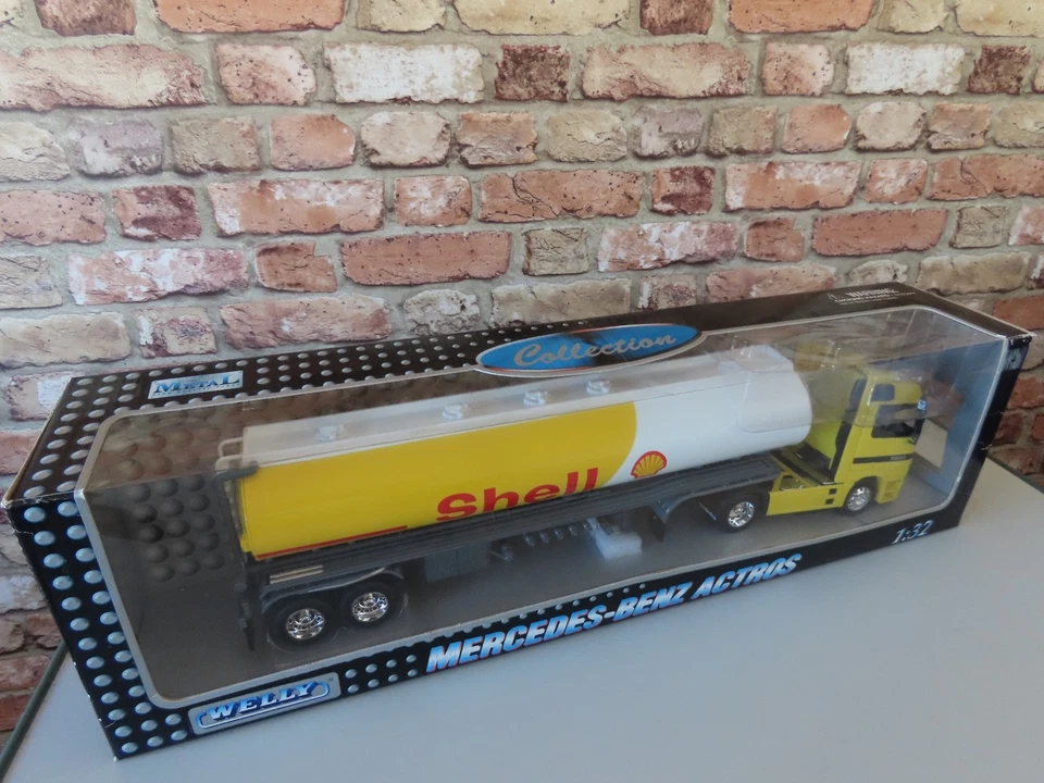Welly Mercedes-Benz Actros 1857 with Shell Tanker 1:32 Scale Model Lorry Truck - Image 4 of 4