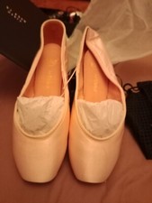 Alina 1 so danca pointe shoes 6c complete with accessories never worn.
