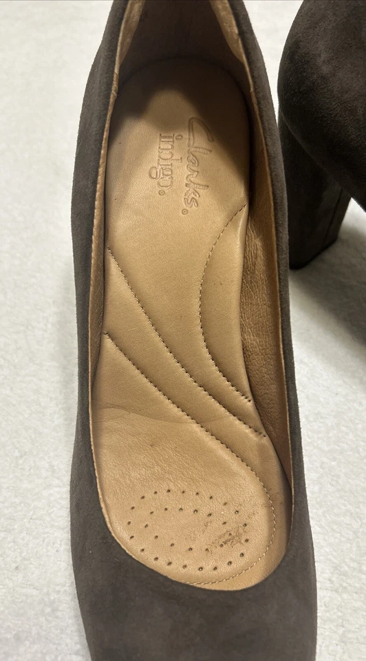 CLARKS Indigo Tacones Altos Talla 9 Marrón Gamuza Bloque Punta Redonda 63134 Parte Inferior de Goma Foto 4 de 4