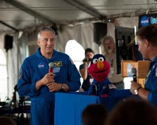 NASA Astronaut Mike Massimino Meets Elmo - 8x10 Photo On 8.5x11 #1709