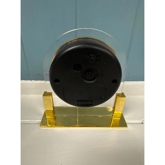 Reloj de Escritorio Cuarzo Tilo Acabado Tono Dorado Probado Mediados de Siglo Moderno Hong Kong Foto 2 de 4