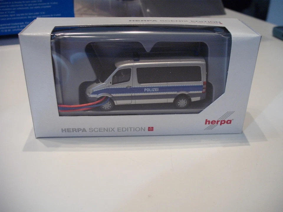 Herpa 461382 Scenix Edition MB Sprinter 06 Polizeibus Blau-Silber mit OVP 1:87 - Bild 2 von 4