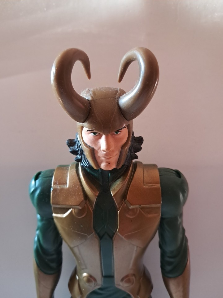 Marvel Avengers Titan Hero Series Loki Action Figure da Collezione da 30 cm