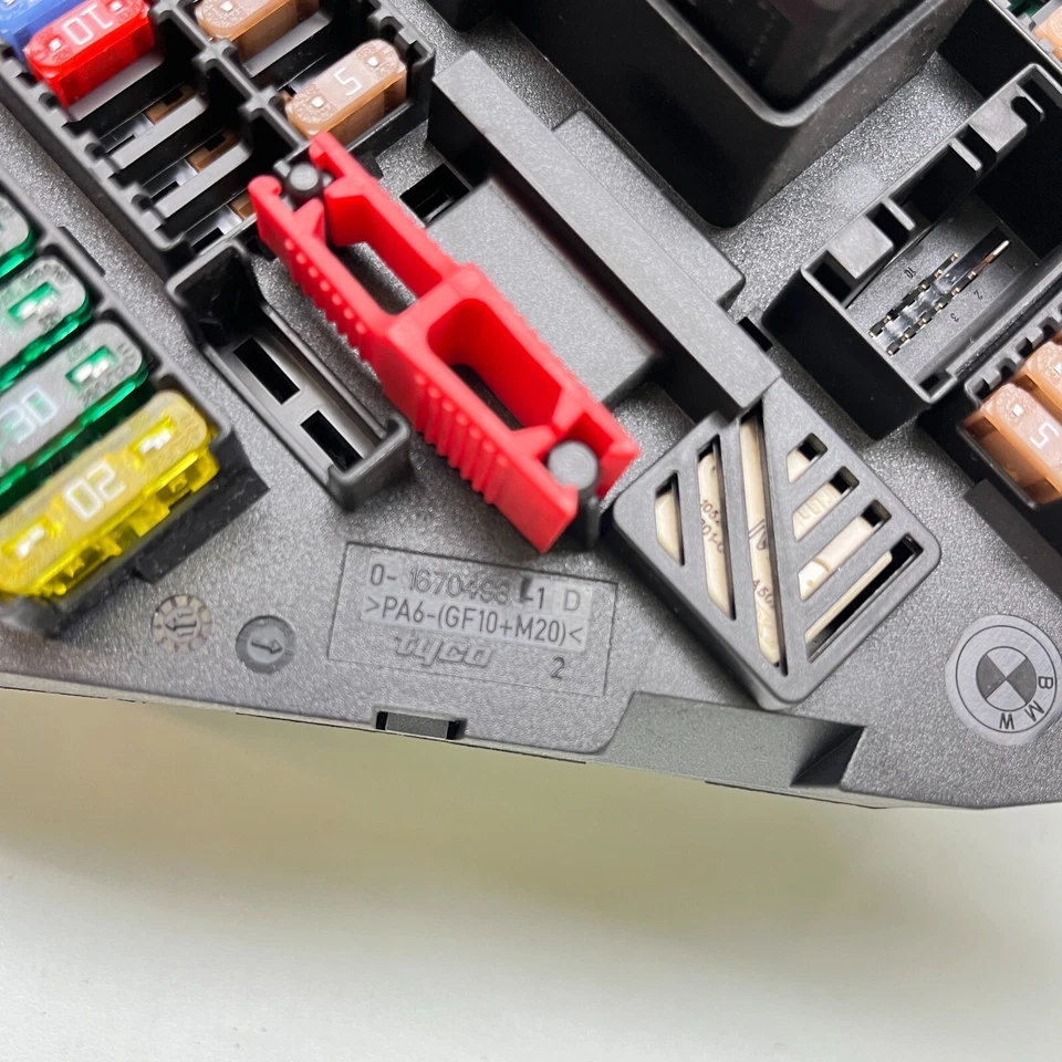 Con carcasa de caja de fusibles relé de distribución de energía 535i BMW Serie 5 F10 F11 9234423 Foto 4 de 4