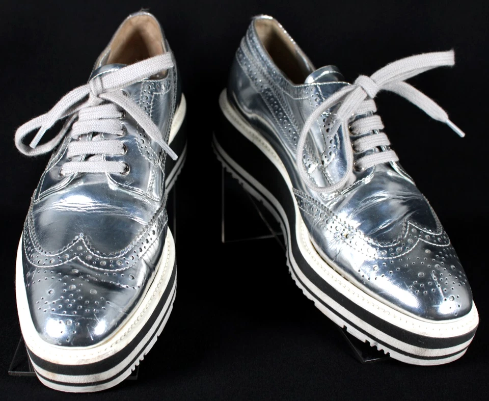 Oxford de plataforma de espuma a rayas de charol plateado metálico PRADA 38 Foto 2 de 4