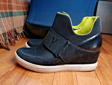 DKNY Womens Pull-On Wedge Sneaker Shoes Black Logo US Size 8.5 M UK 6M EU 39B