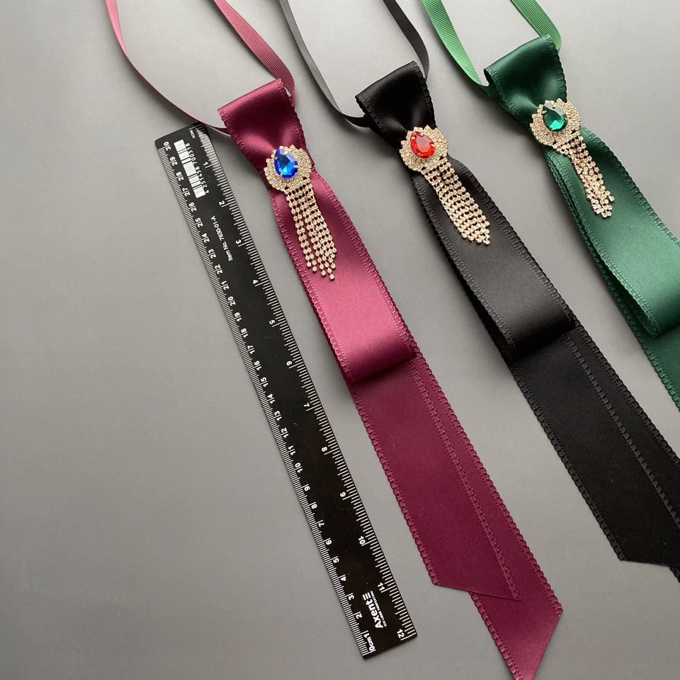 Elegante corbata delgada de satén negra hecha a mano con adornos de diamantes de imitación brillantes Foto 3 de 4