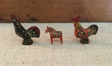 Gallos y caballo vintage miniatura Nils Olsson arte popular sueco