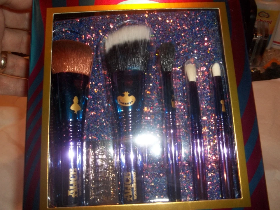 Disney + Sigma Alice nel Paese delle Meraviglie Set 5 Pezzi Pennelli Full Size + Borsa NUOVO SPEDIZIONE VELOCE - Immagine 4 di 4