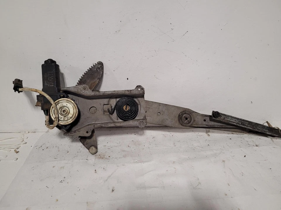 Used Front Right Door Window Regulator Front fits: 1999 Chrysler Sebring Cpe ele Foto 2 de 4