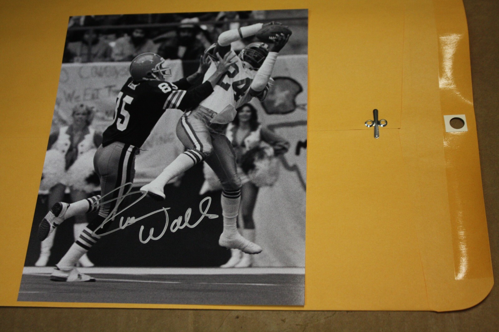 EVERSON WALLS #28 SIGNED DALLAS COWBOYS 8X10 PHOTO POSE 2